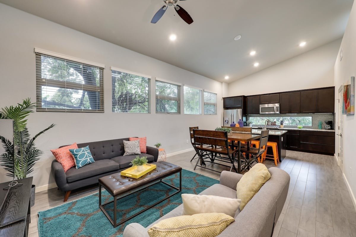 Mins to Downtown in Rainey Street