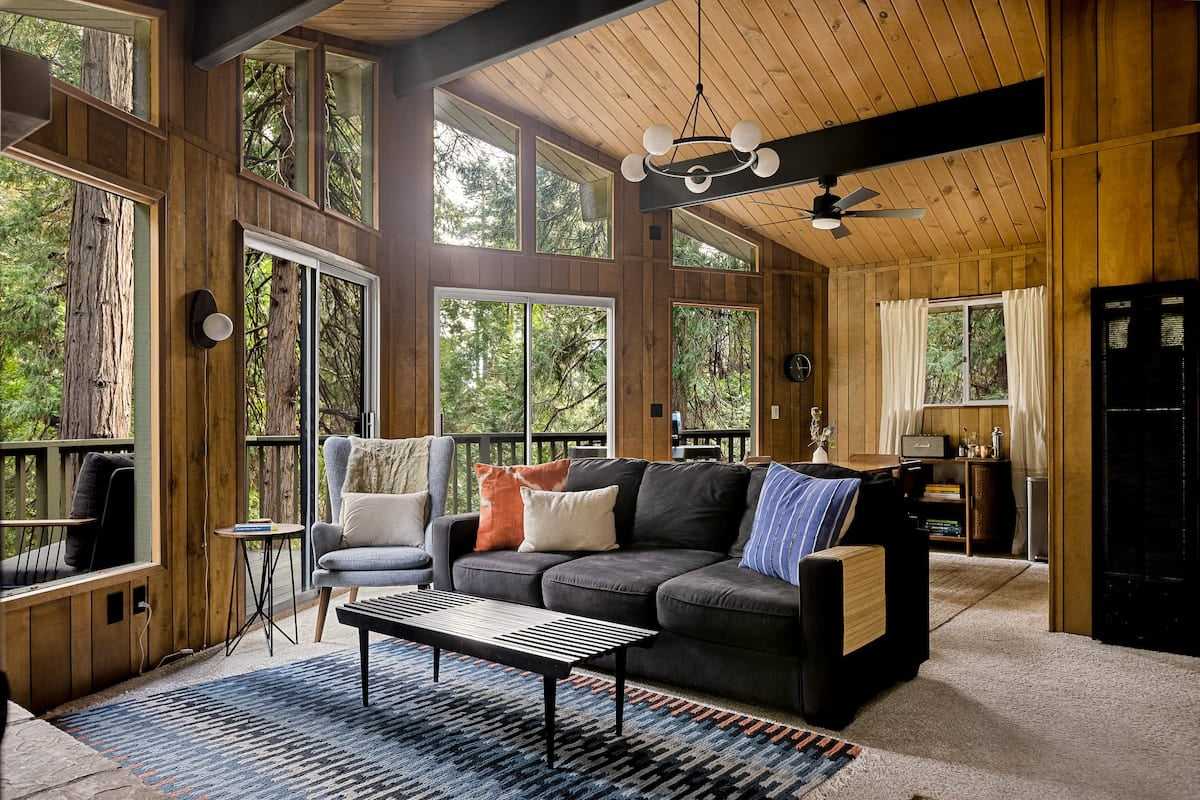 A 1970s dream cabin- hot tub in the forest