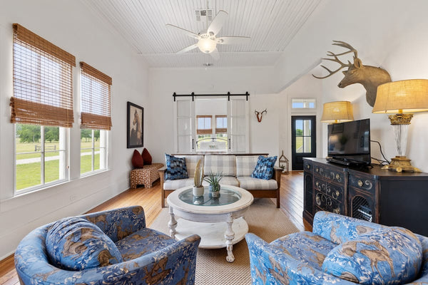 *NEW* Lux Farm Getaway| Mins to Brenham| Pvt Pond