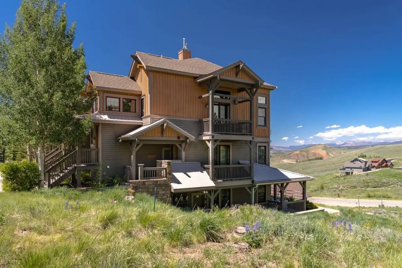 Beautiful Condo with Mountain Views