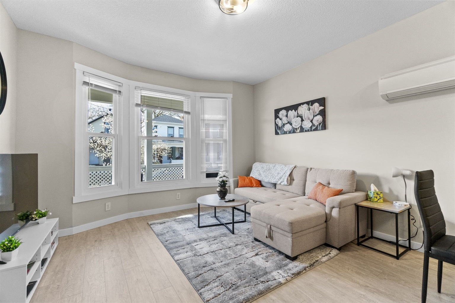 Charming Apartment 2 Min Walk to Downtown