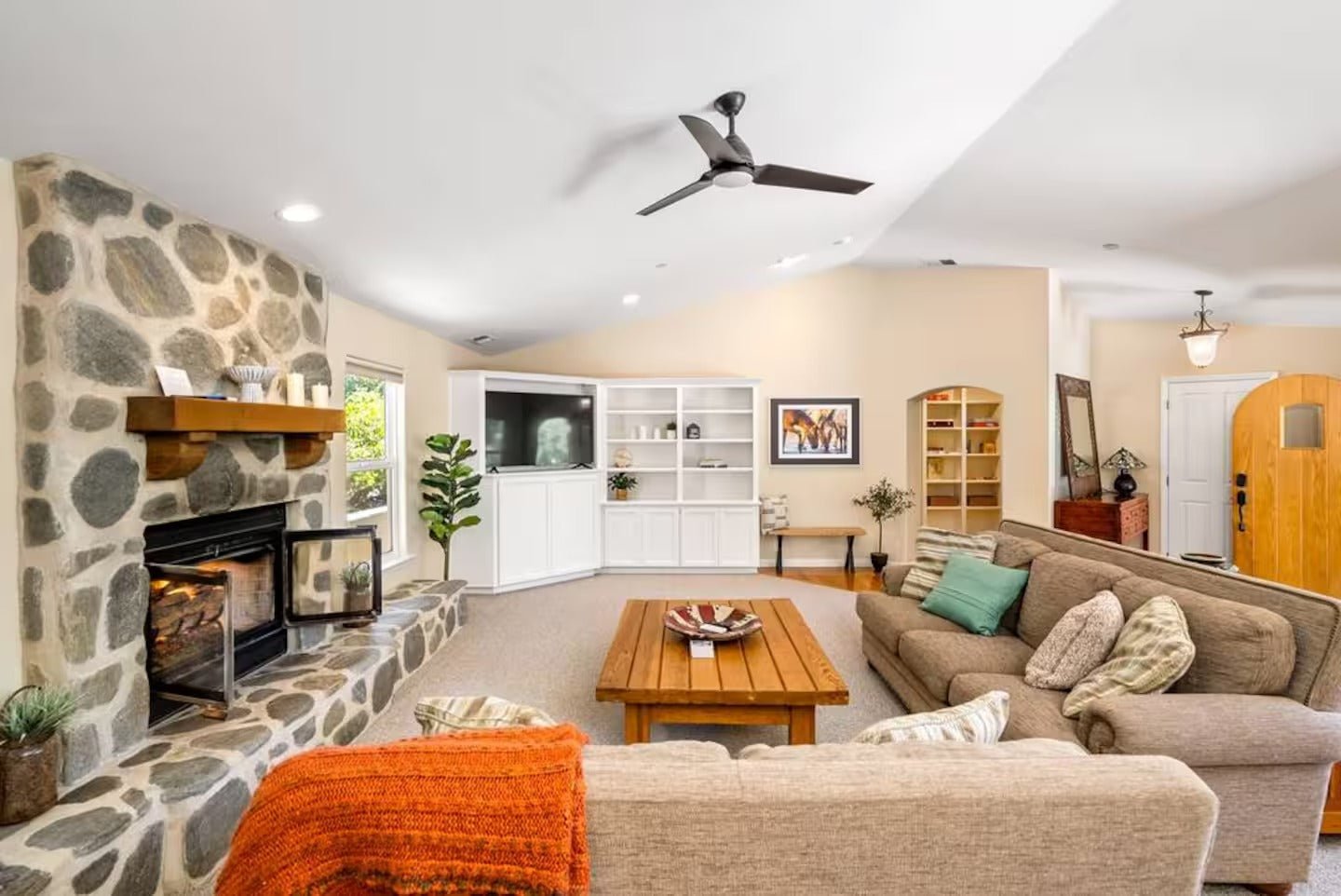 Frontier Oaks: Spacious Templeton Retreat