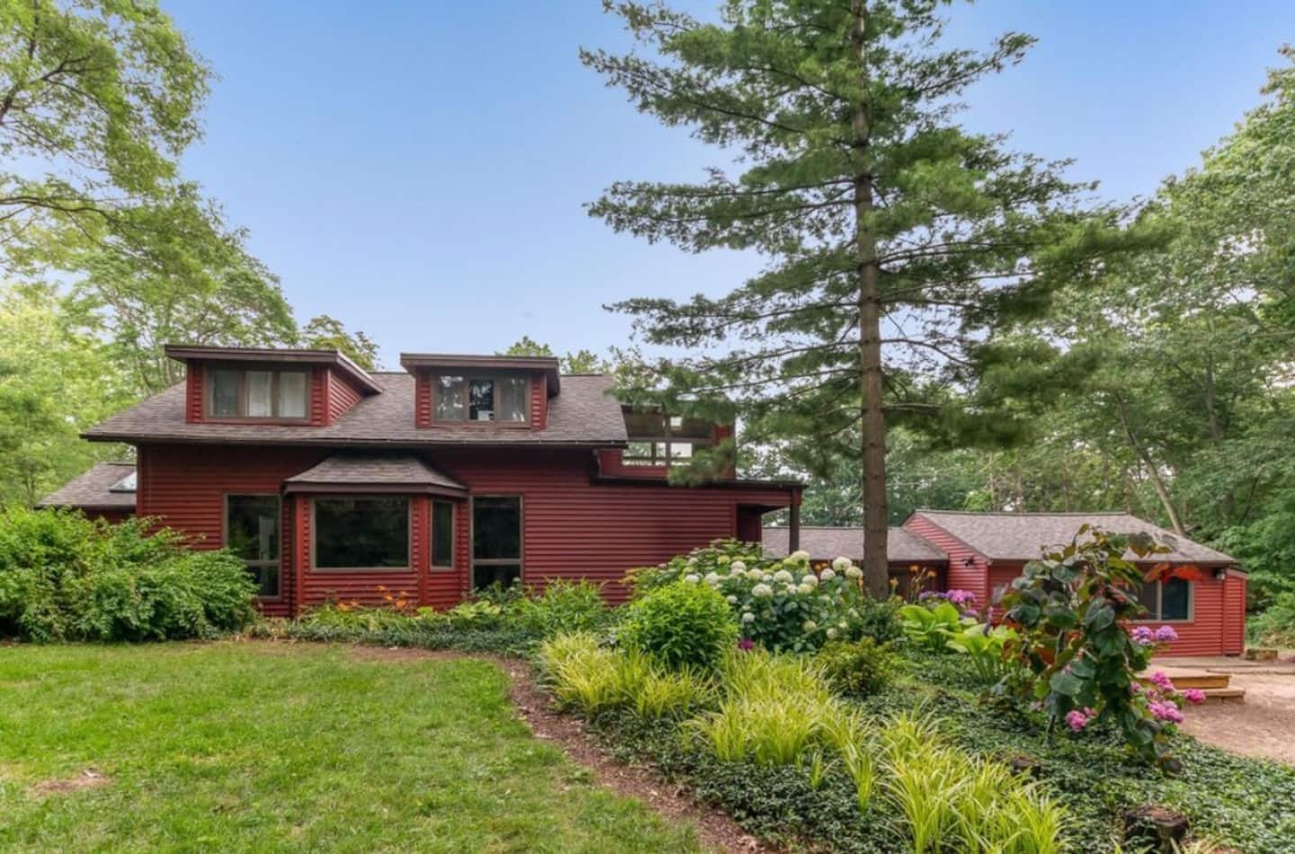Bear’s Lakeshore Lodge