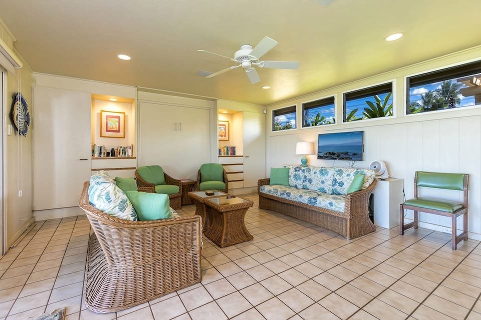 Ocean Front Cottage, 30 Steps to the Beach!
