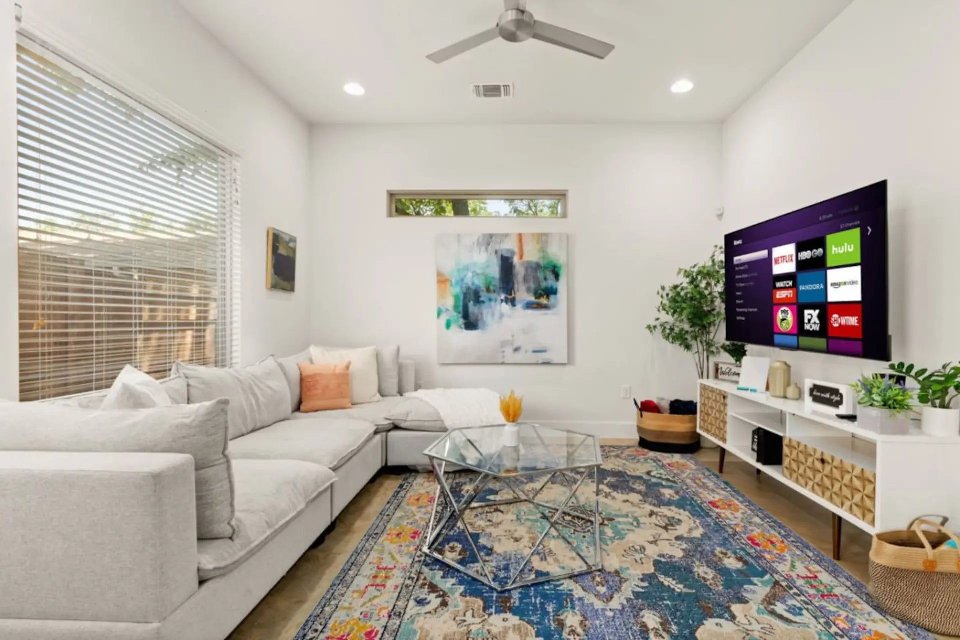 Private Balcony, King Size Bed, 5 Mins To Downtown