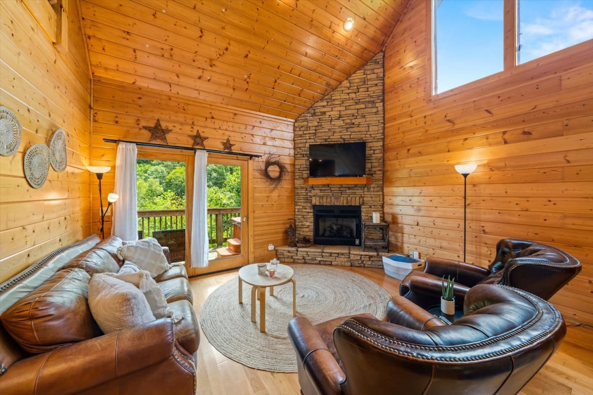 Secluded Hot tub With Mountain Views, Pool Table