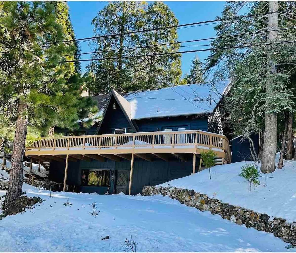 That 1 Lodge: Your Cozy Mountain Retreat