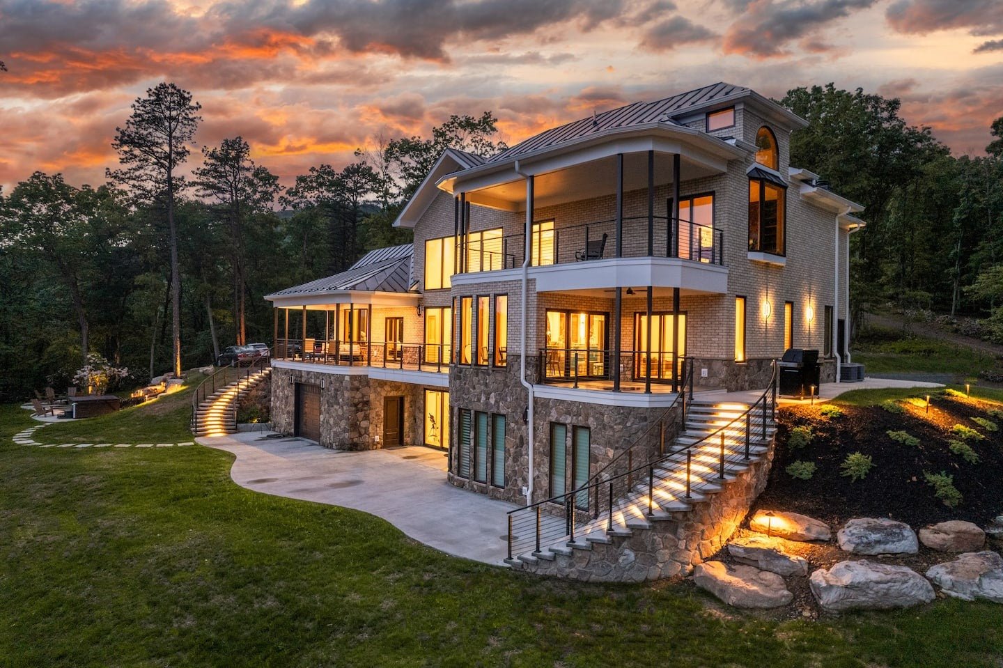 The Vale—Theater, Hot Tub, Sauna, EV charger & Epic Views!